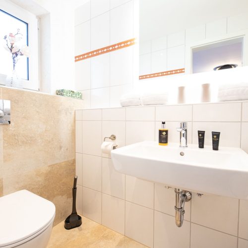 Badezimmer mit einem Spiegel in Ferienwohnung in Garmisch-Partenkirchen