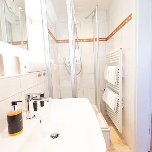 Badezimmer mit Durchgang zum Schlafzimmer in Ferienwohnung in Garmisch-Partenkirchen