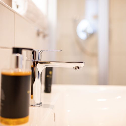 Waschbecken in weiß in Ferienwohnung in Garmisch-Partenkirchen