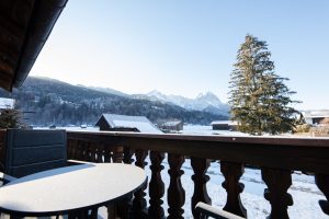 Blick auf die Berge mit Schnee in Ferienwohnung in Garmisch-Partenkirchen