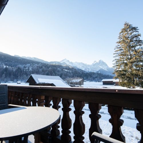 Blick auf die Berge mit Schnee in Ferienwohnung in Garmisch-Partenkirchen
