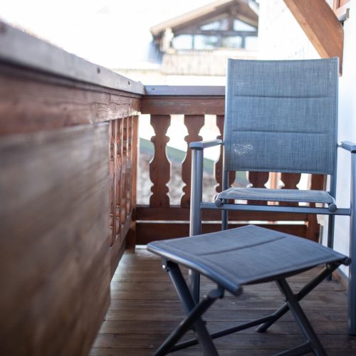 Balkon mit Stuhl in Ferienwohnung in Garmisch-Partenkirchen