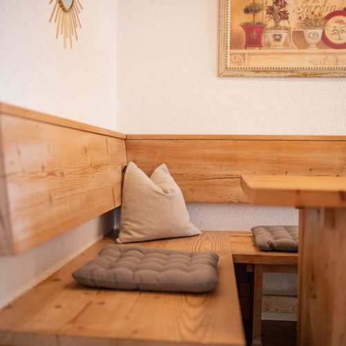 Esszimmer mit Sitzmöglichkeiten in Ferienwohnung in Garmisch-Partenkirchen