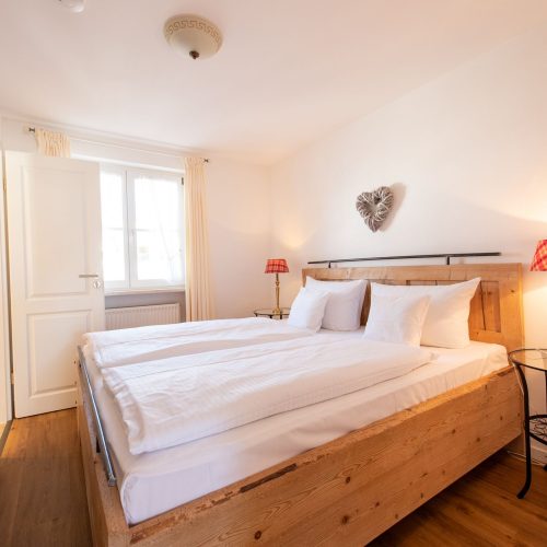 Schlafbereich mit Deckenlampe in Ferienwohnung in Garmisch-Partenkirchen