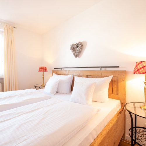 Schlafzimmer mit Nachtisch in Ferienwohnung in Garmisch-Partenkirchen