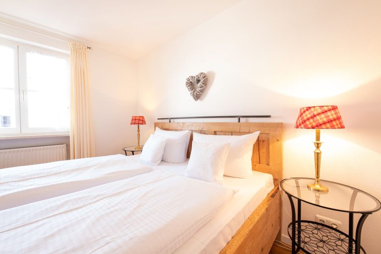 Schlafzimmer mit Nachtisch in Ferienwohnung in Garmisch-Partenkirchen