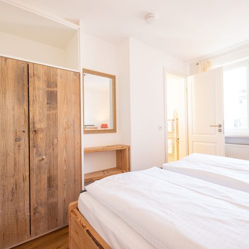 Schlafzimmer mit großen Fenstern in Ferienwohnung in Garmisch-Partenkirchen