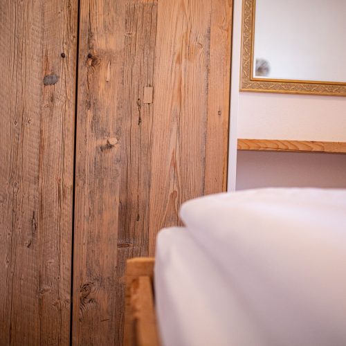 Schlafzimmer mit Holz-Optik in Ferienwohnung in Garmisch-Partenkirchen