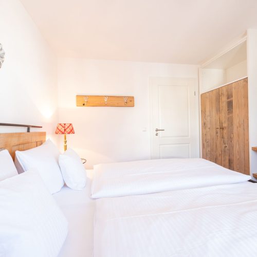 Schlafzimmer mit Kleiderschrank in Ferienwohnung in Garmisch-Partenkirchen