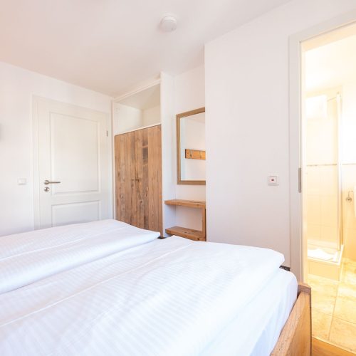 Schlafzimmer mit Durchgang zum Bad in Ferienwohnung in Garmisch-Partenkirchen