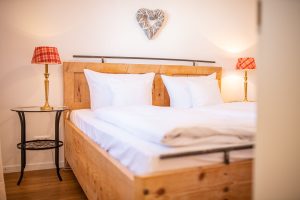 Schlafzimmer mit einem braunen Bett in Ferienwohnung in Garmisch-Partenkirchen