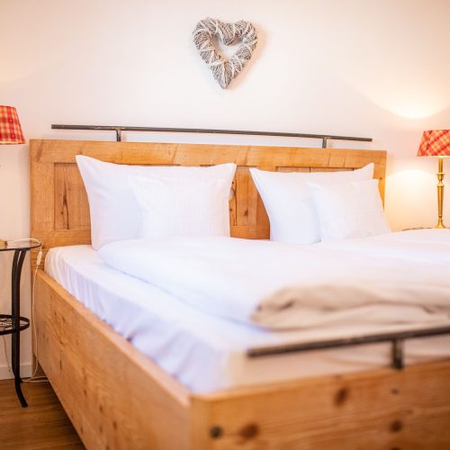 Schlafzimmer mit einem braunen Bett in Ferienwohnung in Garmisch-Partenkirchen