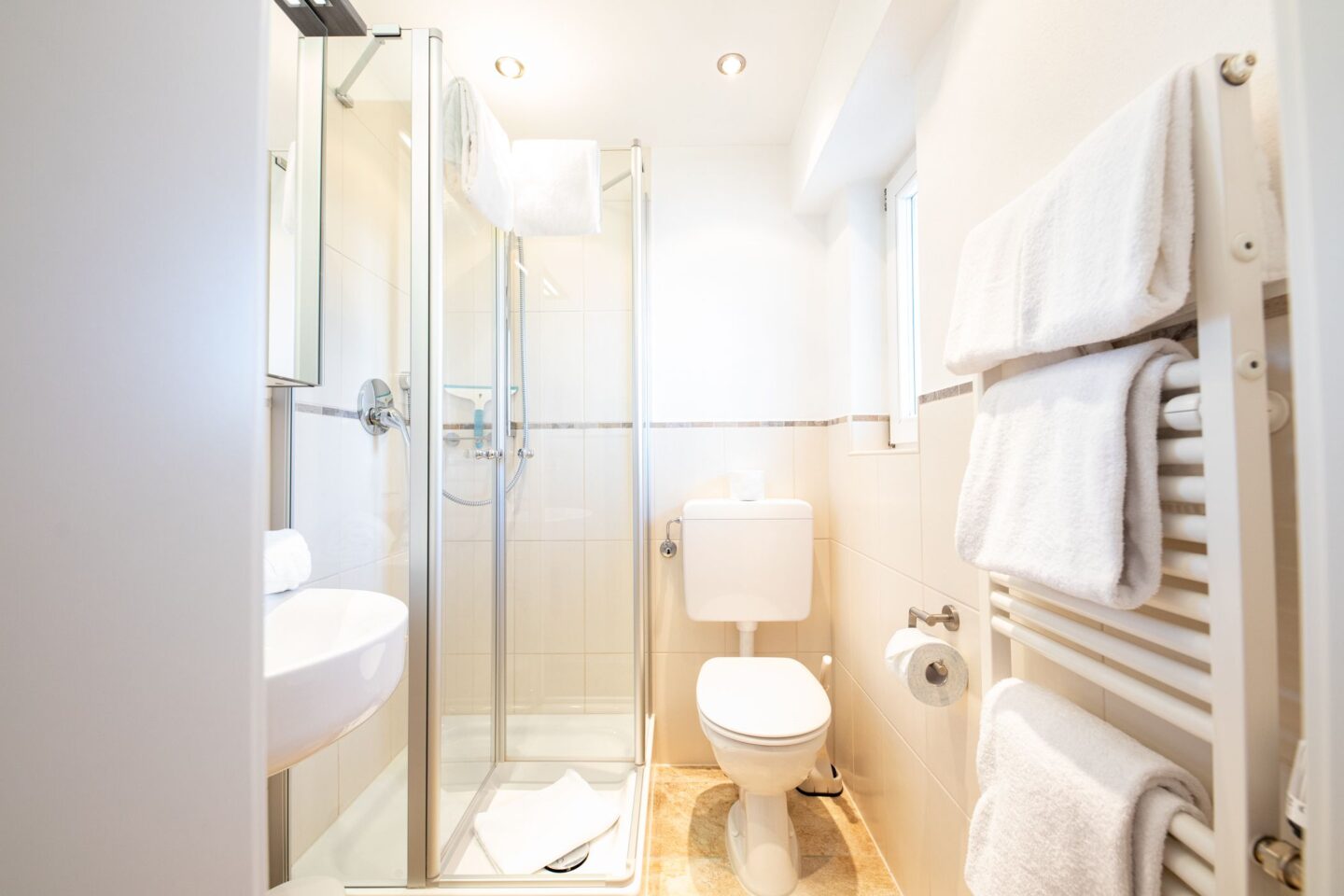 Badezimmer mit Handtüchern in Ferienwohnung in Garmisch-Partenkirchen