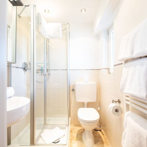 Badezimmer mit Handtüchern in Ferienwohnung in Garmisch-Partenkirchen