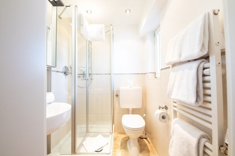 Badezimmer mit Handtüchern in Ferienwohnung in Garmisch-Partenkirchen