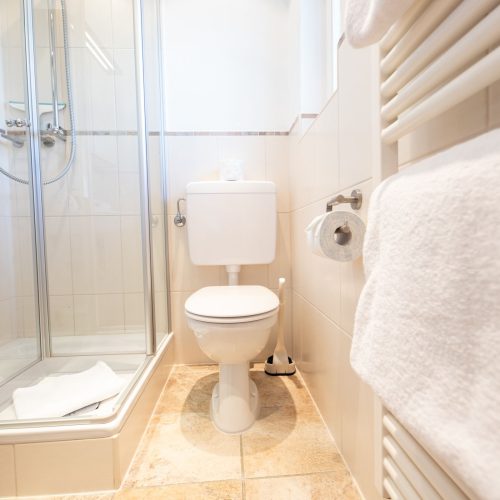 Toilette mit Fliesen in Ferienwohnung in Garmisch-Partenkirchen