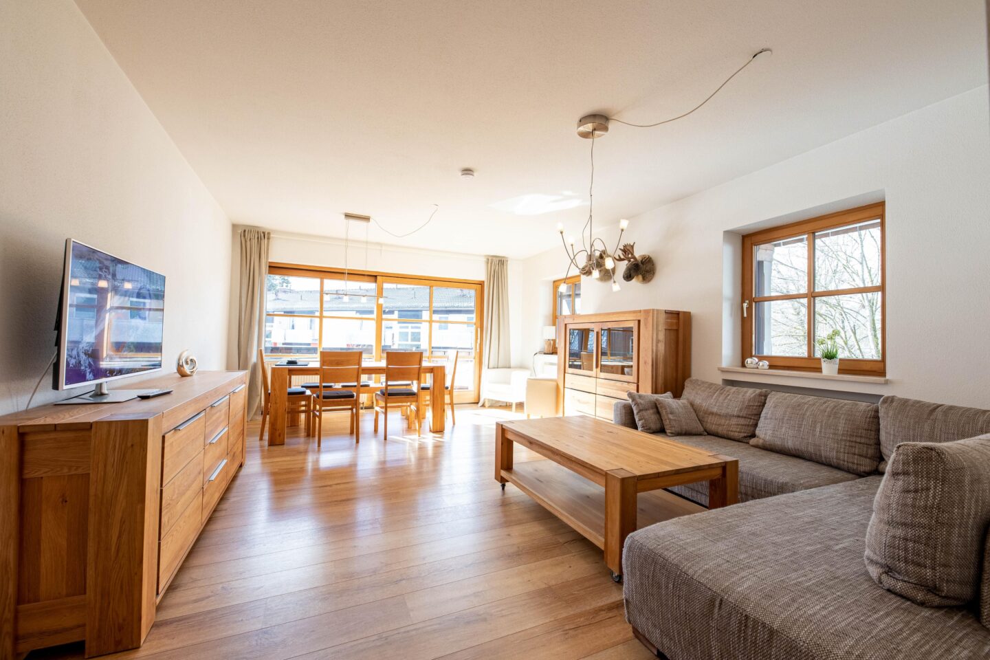 geräumiger Wohnraum mit weißen Wänden in Ferienwohnung in Garmisch-Partenkirchen