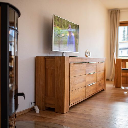 Wohnzimmer Sideboard mit Fernseher in Ferienwohnung in Garmisch-Partenkirchen