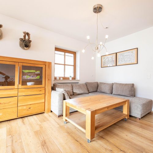 Wohnzimmer-Bereich in Holzfarben in Ferienwohnung in Garmisch-Partenkirchen