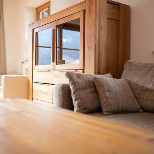 Sofa und Holzschrank in Ferienwohnung in Garmisch-Partenkirchen