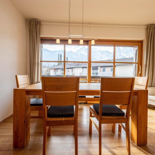 Zwei Stühle vor Esstisch in Ferienwohnung in Garmisch-Partenkirchen