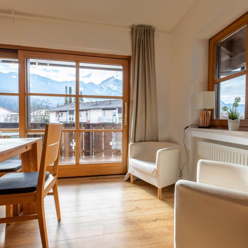 Zwei kleine Sessel mit großer Balkon-Schiebtür in Ferienwohnung in Garmisch-Partenkirchen