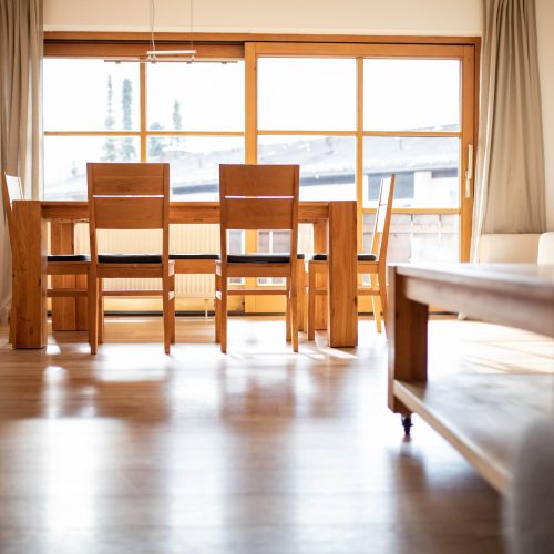 Couchtisch und Esstisch mit Stühlen in Ferienwohnung in Garmisch-Partenkirchen
