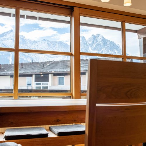 Stuhl, Esstisch und Sitzbank aus Holz in Ferienwohnung in Garmisch-Partenkirchen