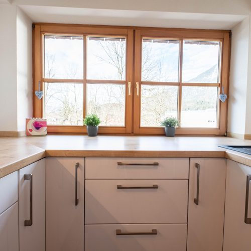 Blick auf die Küchenzeile und Fenster in Ferienwohnung in Garmisch-Partenkirchen