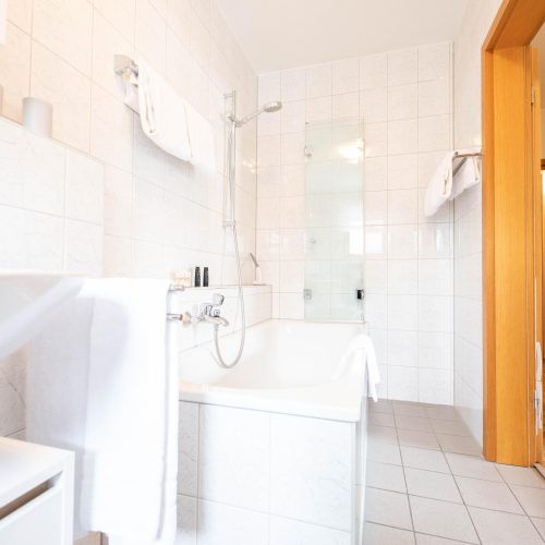 Weiß gefliestes Badezimmer in Ferienwohnung in Garmisch-Partenkirchen