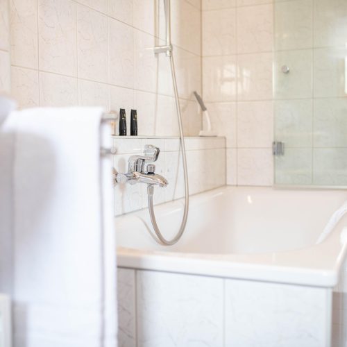 Badewanne mit Dusche in Ferienwohnung in Garmisch-Partenkirchen