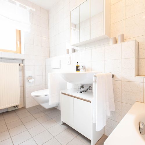 Helles Badezimmer mit grauem Boden in Ferienwohnung in Garmisch-Partenkirchen