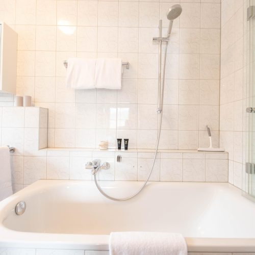 Große Badewanne mit Dusche in Ferienwohnung in Garmisch-Partenkirchen