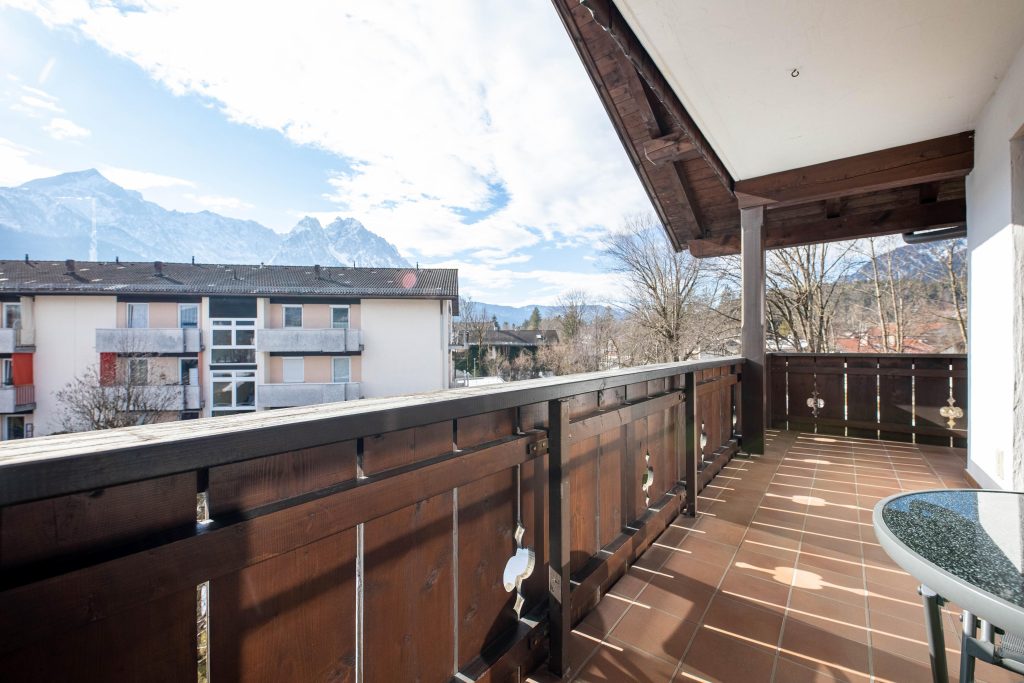 Balkon mit Holzzaun in Ferienwohnung in Garmisch-Partenkirchen