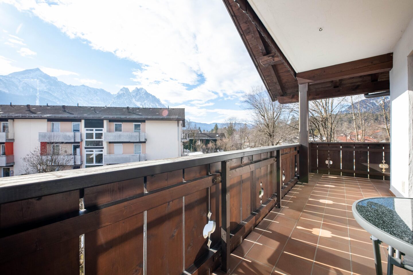 Balkon mit Holzzaun in Ferienwohnung in Garmisch-Partenkirchen