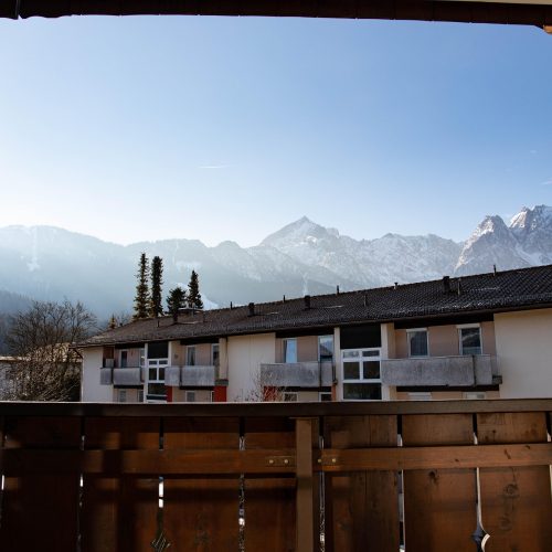 Ausblick vom Balkon in Holzoptik in Ferienwohnung in Garmisch-Partenkirchen