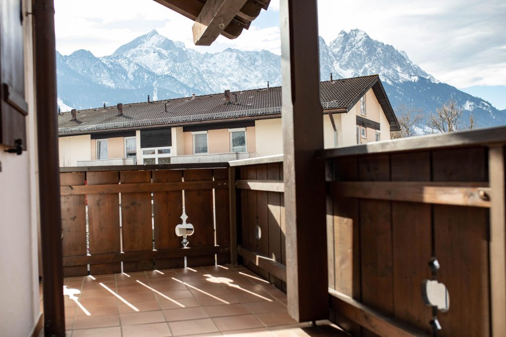 Gefliester Balkon mit Dach in Ferienwohnung in Garmisch-Partenkirchen