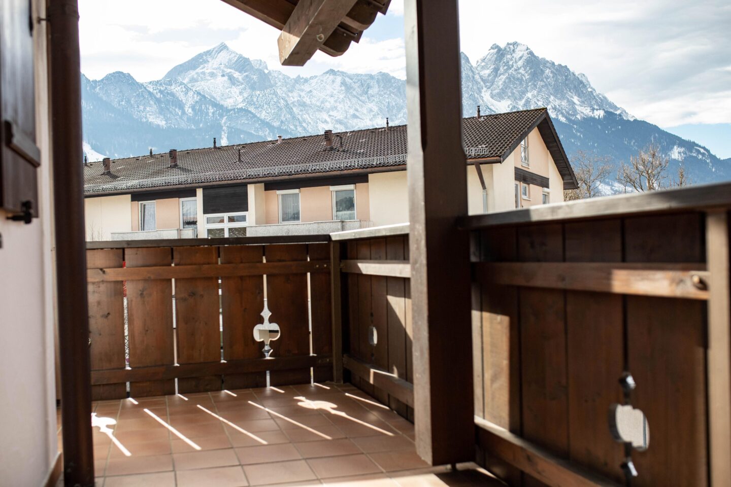Gefliester Balkon mit Dach in Ferienwohnung in Garmisch-Partenkirchen