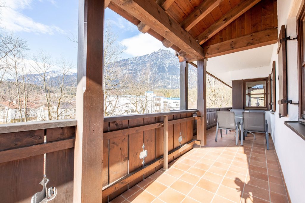 Überdachter Balkon mit Outdoorstühlen in Ferienwohnung in Garmisch-Partenkirchen