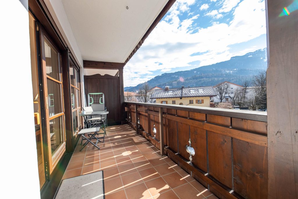 Balkon mit Stühlen und kleinem runden Tisch in Ferienwohnung in Garmisch-Partenkirchen