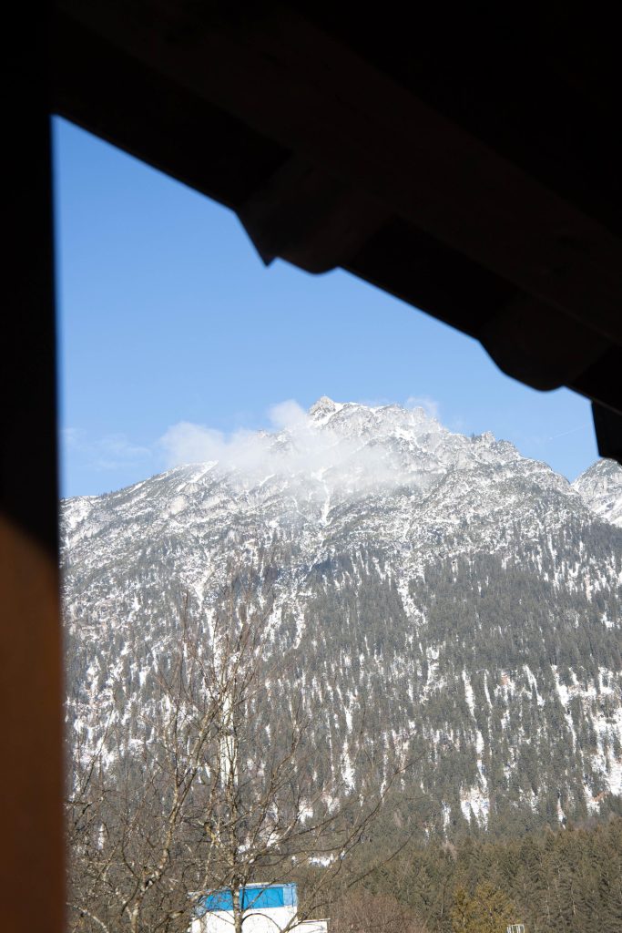 Dünne Wolken vor den Bergen von Garmisch-Partenkirchen
