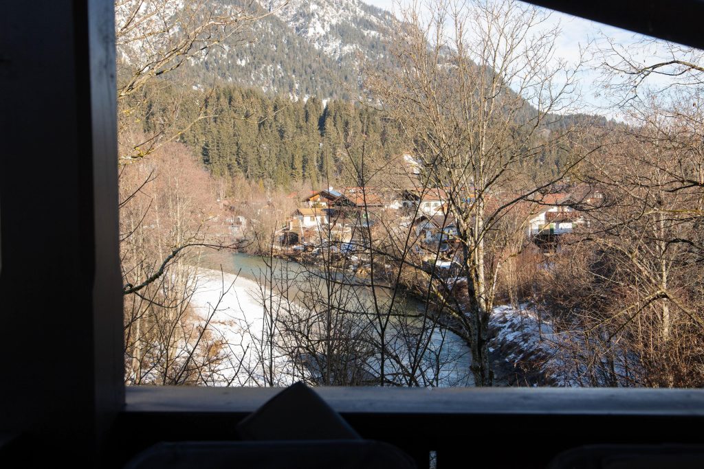 Blick auf die Berge, Fluss und Umgebung in Garmisch-Partenkirchen