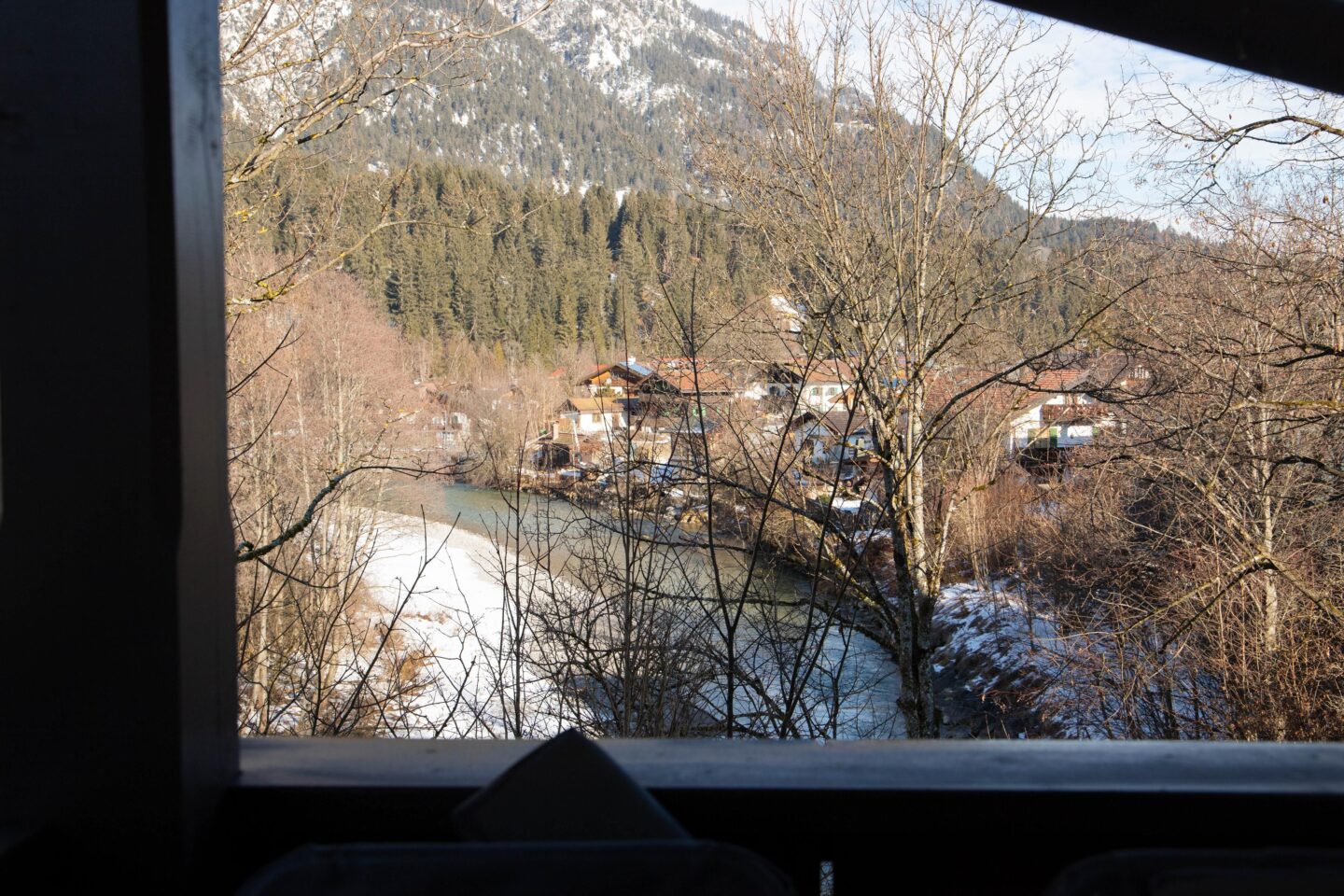 Blick auf die Berge, Fluss und Umgebung in Garmisch-Partenkirchen