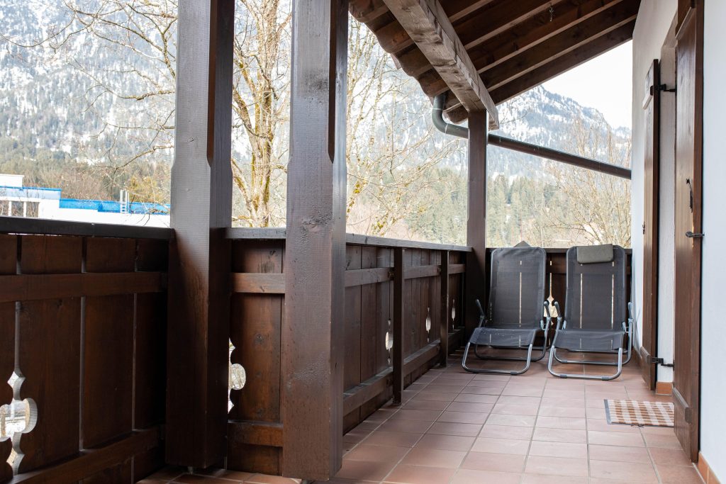 Überdachter Balkon mit zwei Liegestühlen in Ferienwohnung in Garmisch-Patenkirchen