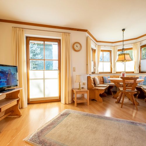 Essbereich mit Sicht auf einen Fernseher in Ferienwohnung in Garmisch-Partenkirchen