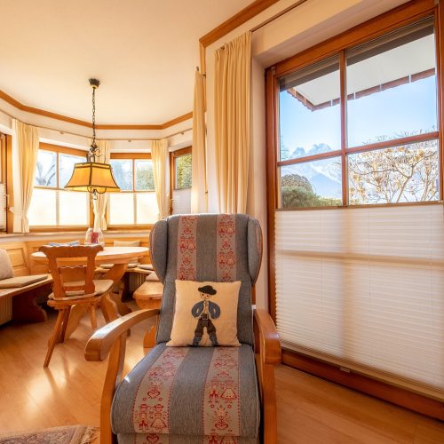 Sitzmöglichkeit mit einem tollen Ausblick in Ferienwohnung in Garmisch-Partenkirchen