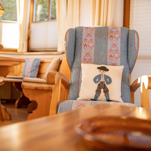 Stuhl mit einem Kissen in Ferienwohnung in Garmisch-Partenkirchen