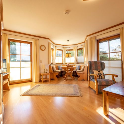 offener Wohn- und Essbereich in Ferienwohnung in Garmisch-Partenkirchen