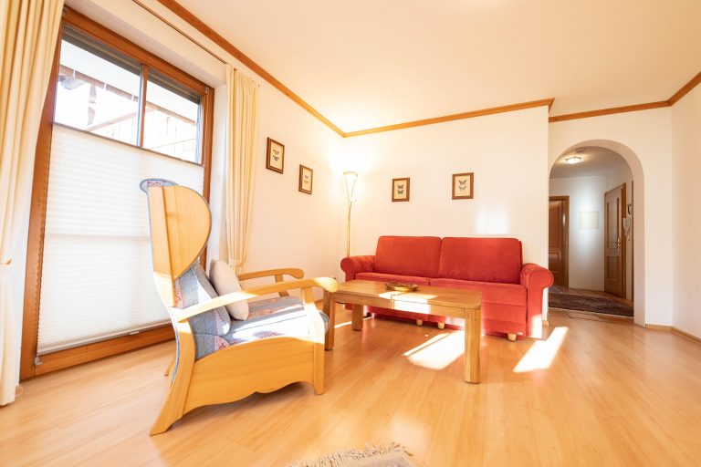 Wohnbereich mit einer Stehlampe in Ferienwohnung in Garmisch-Partenkirchen