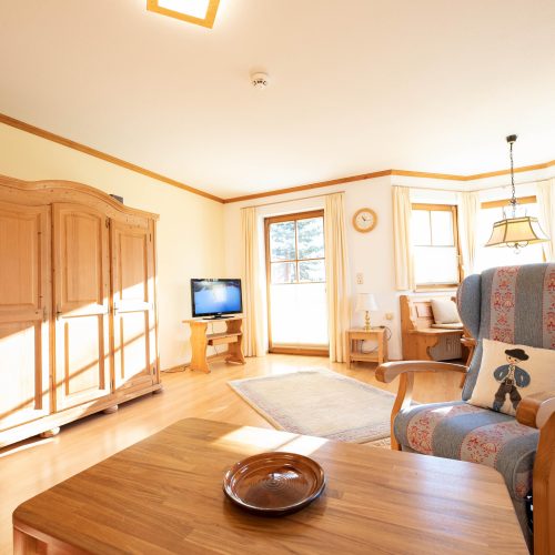 Wohnbereich mit einem Fernseher in Ferienwohnung in Garmisch-Partenkirchen